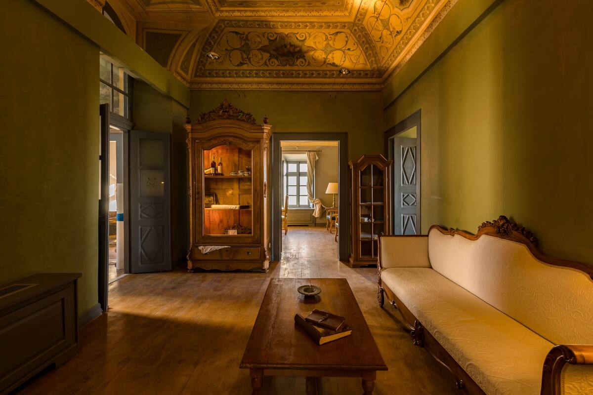 Suite familiale, vue partielle sur la mer | Coin salon du hall