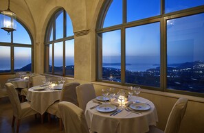 Breakfast, lunch, dinner served; Greek cuisine, pool views - Zannos Melathron (Santorini)