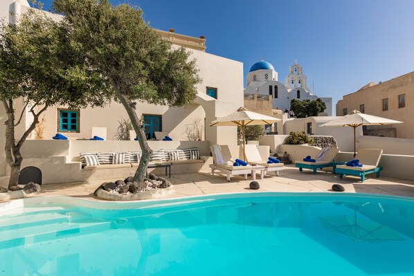 Piscine extérieure, parasols de plage, chaises longues