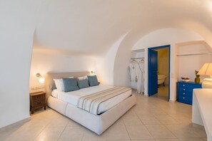 Honeymoon Suite, Sea View (Private Jetted Tub) | 1 bedroom, Egyptian cotton sheets, premium bedding, down comforters - Zannos Melathron (Santorini)