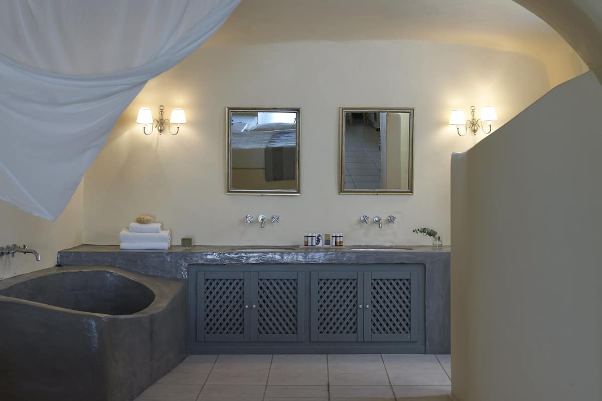 Canava Suite (shared jetted tub) Garden View | Kylpyhuone | Ilmaiset hygieniatuotteet, hiustenkuivaaja, kylpytakit, tohvelit