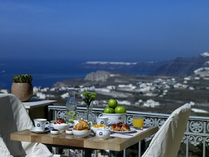Daily buffet breakfast (EUR 15 per person) - Zannos Melathron (Santorini)