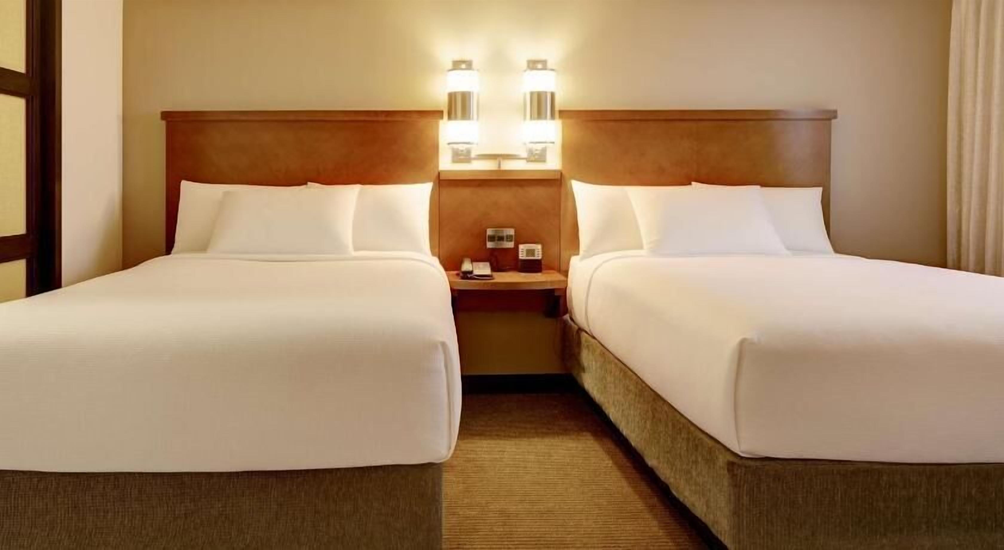 Edredons de pluma, camas com colchões pillow-top, escrivaninha