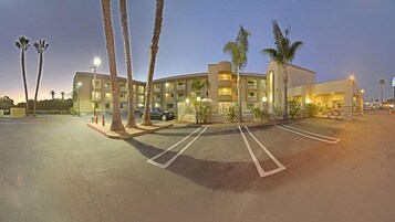 Fachada del alojamiento - Noche