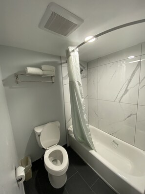 Standardzimmer, Mehrere Betten | Badezimmer | Kostenlose Toilettenartikel, Haartrockner, Handtücher