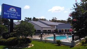 Una piscina al aire libre de temporada, sombrillas