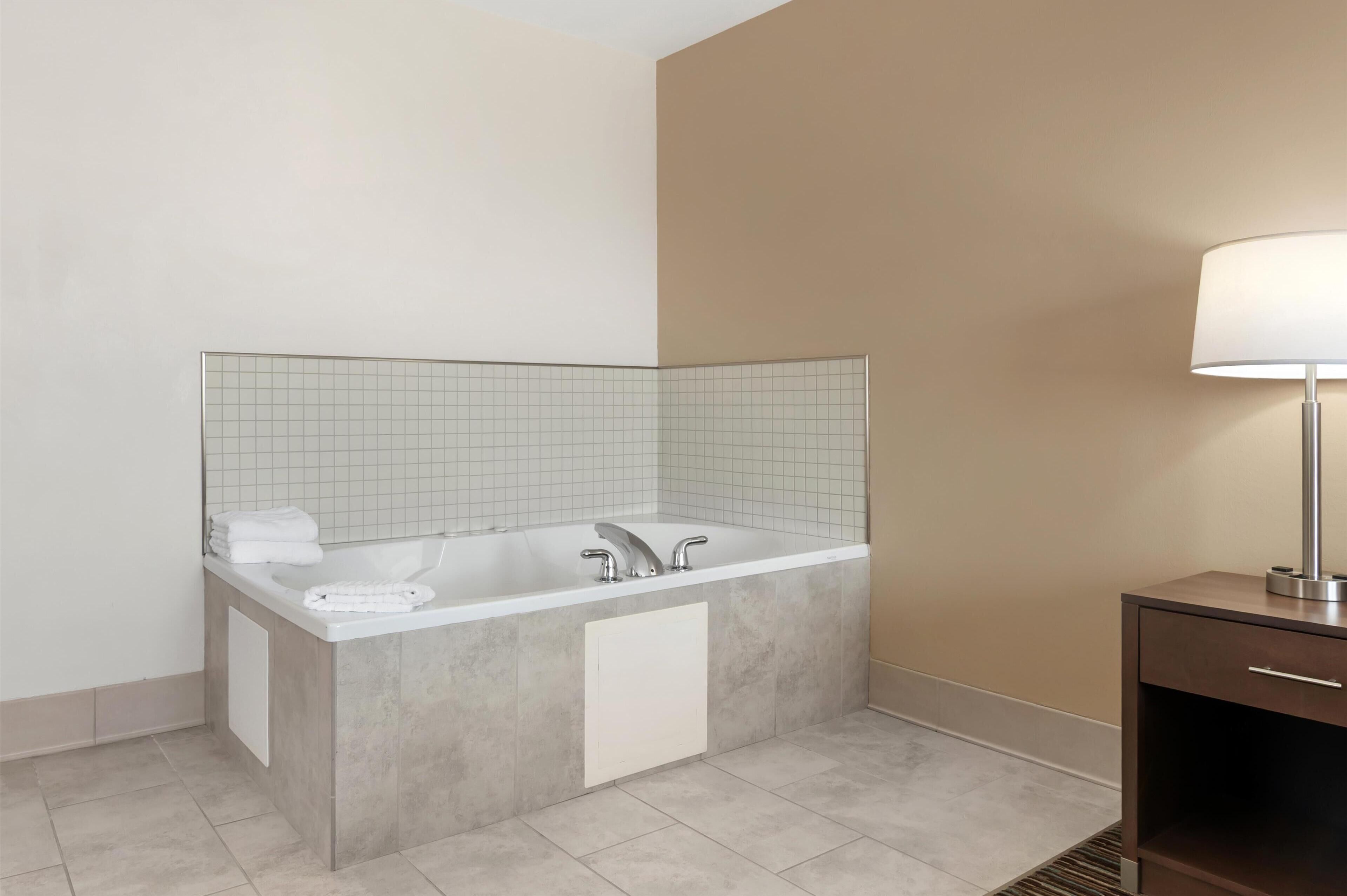 standard room, 1 king bed, non smoking, jetted tub | blackout curtains, iron/ironing board, free cots/infant beds