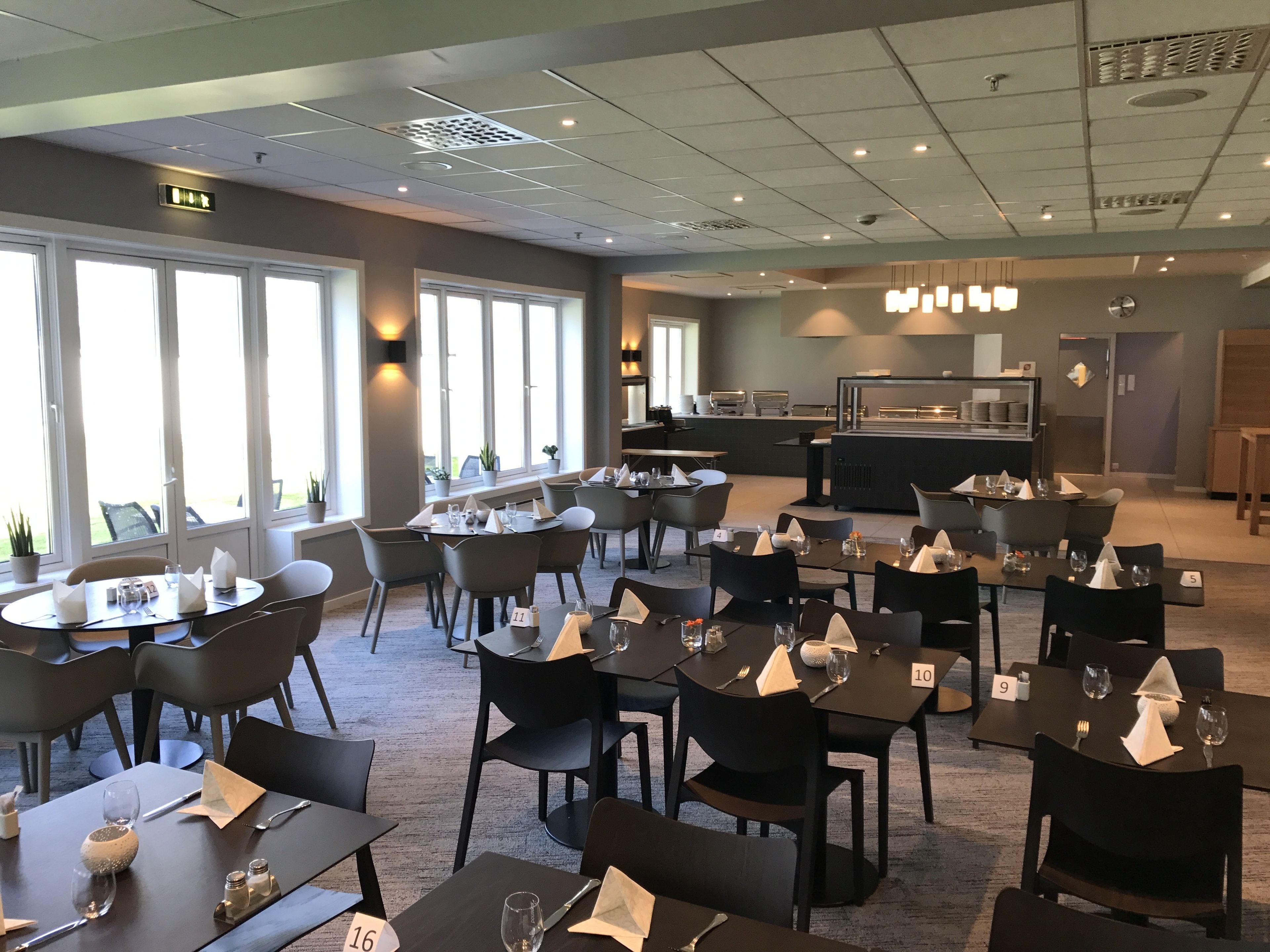 بوفيه فطور مجانًا يوميًا