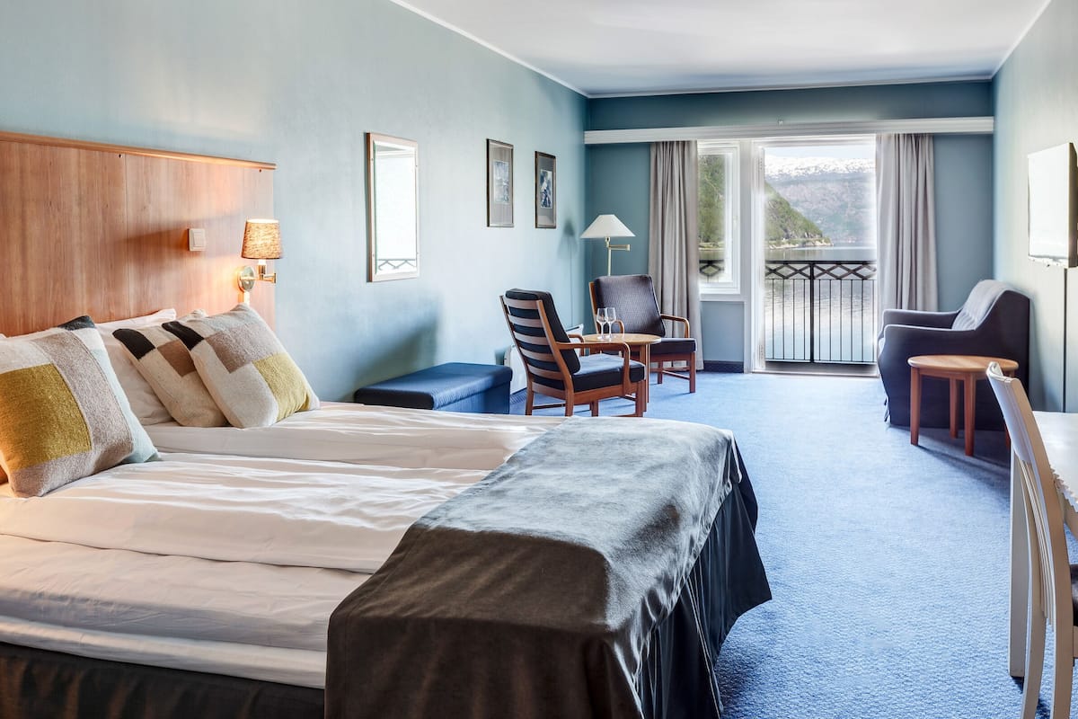 pillow-top beds, desk, iron/ironing board, cots/infant beds