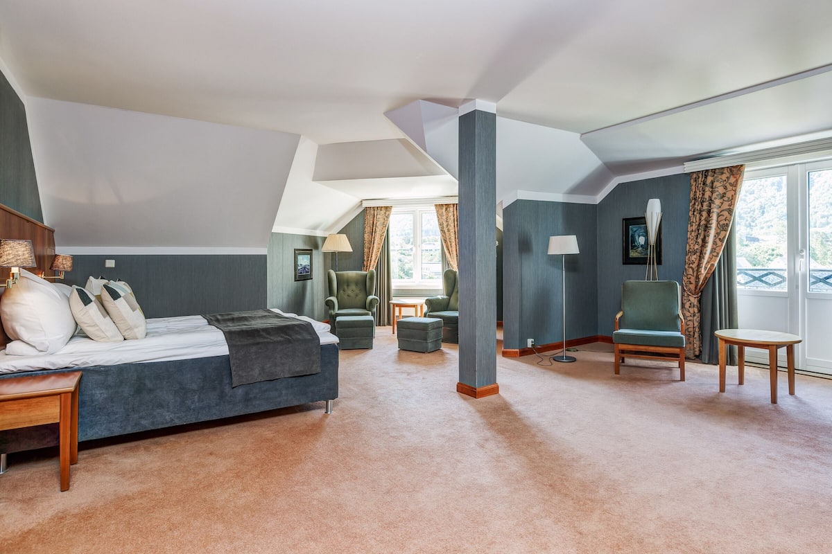 pillow-top beds, desk, iron/ironing board, cots/infant beds