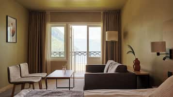 Nệm có lớp đệm bông, bàn, bàn ủi/dụng cụ ủi quần áo