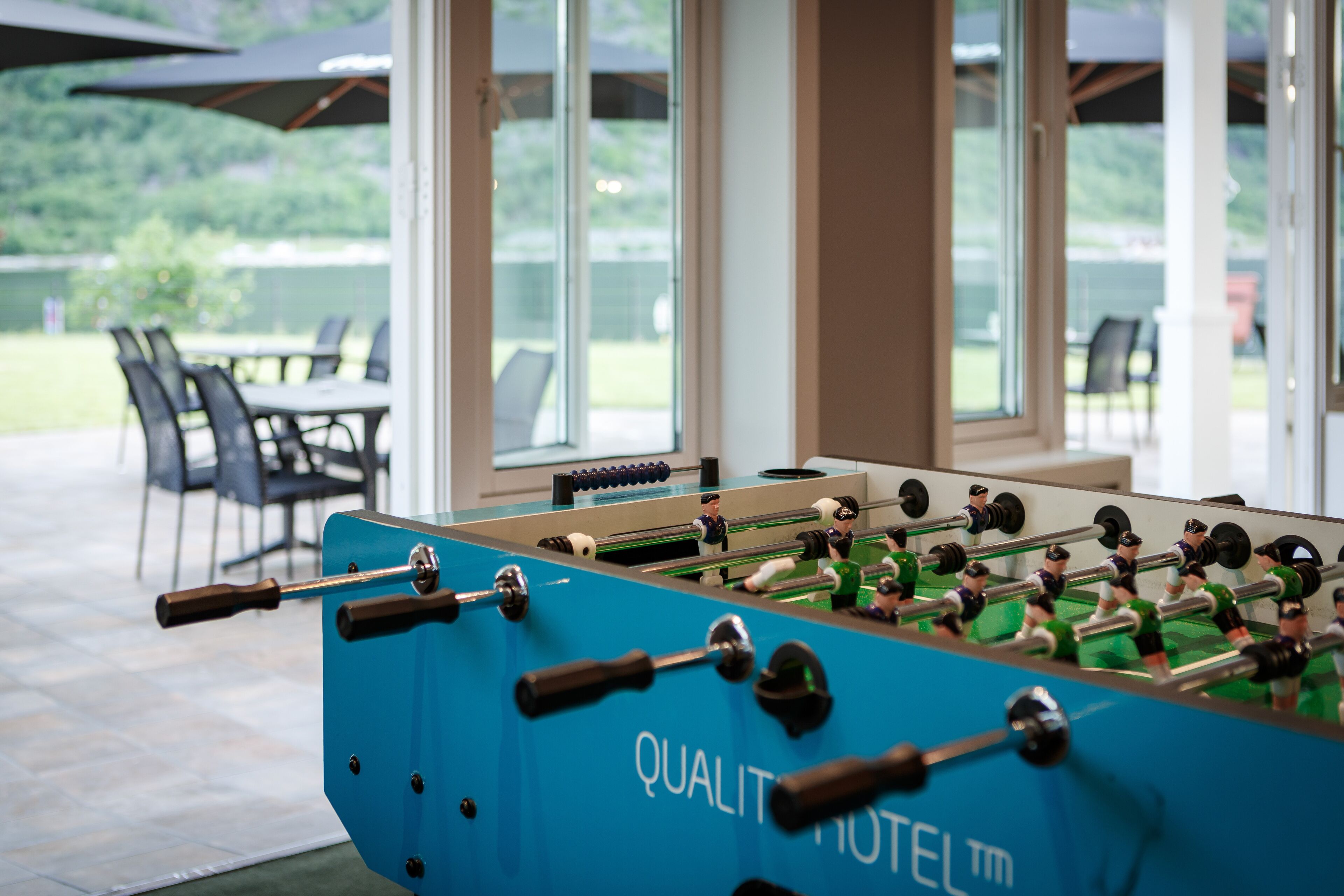 Un taula de futbolí amb el text "QUALITY HOTEL" al centre.