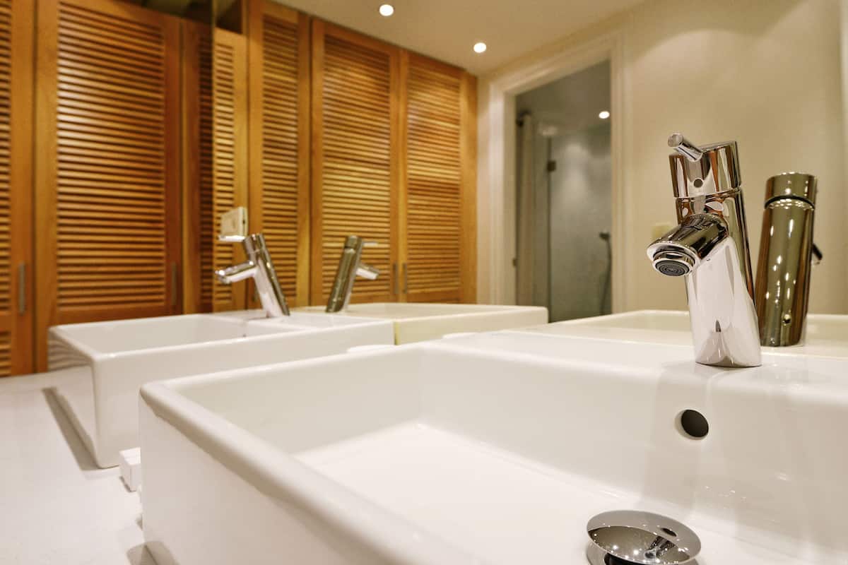 signature suite sea view, jetted tub | bathroom | shower, free toiletries, hair dryer, bathrobes