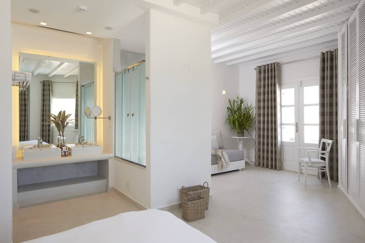 junior suite sea view | premium bedding, minibar, in-room safe, desk