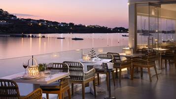 Déjeuner servi sur place, spécialités Cuisine grecque, vue sur la plage
