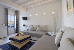 Harmony Suite Sea View (4 pax) | Oppholdsområde | En 32-tommers Flatskjerm-TV med Parabol-TV samt TV