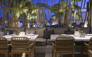 Dîner et souper servis sur place, cuisine grecque, vue sur la plage 