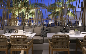 Dîner et souper servis sur place, cuisine grecque, vue sur la plage