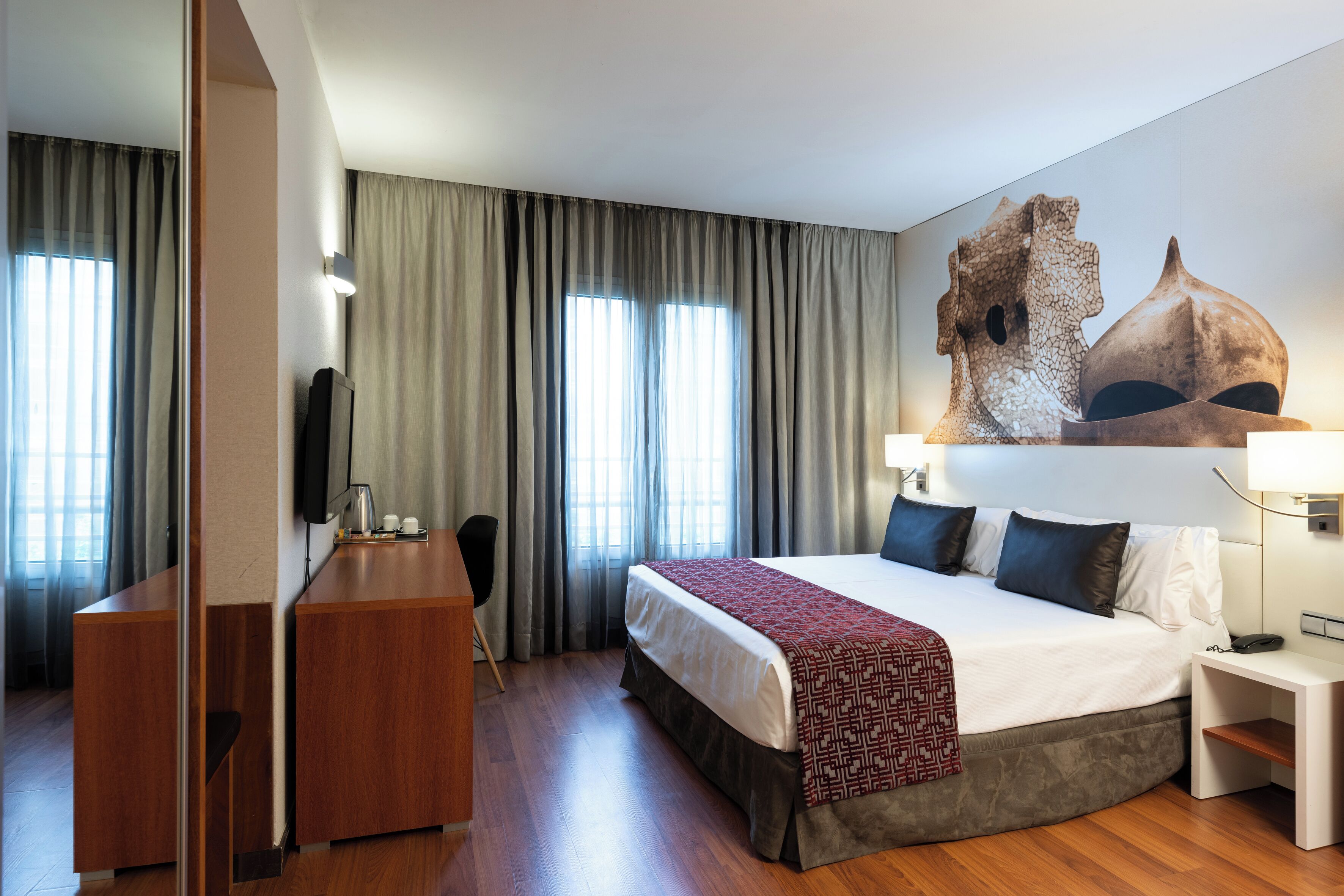 Minibar, caja de seguridad en la habitación y escritorio 