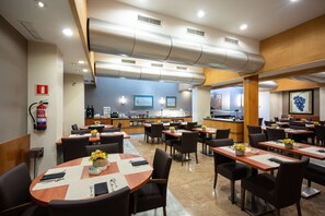 Café da manhã com buffet todos os dias (EUR 19 por pessoa) 