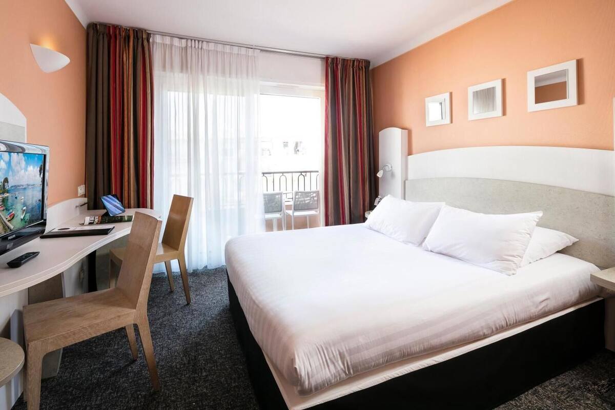 Premium bedding, in-room safe, soundproofing