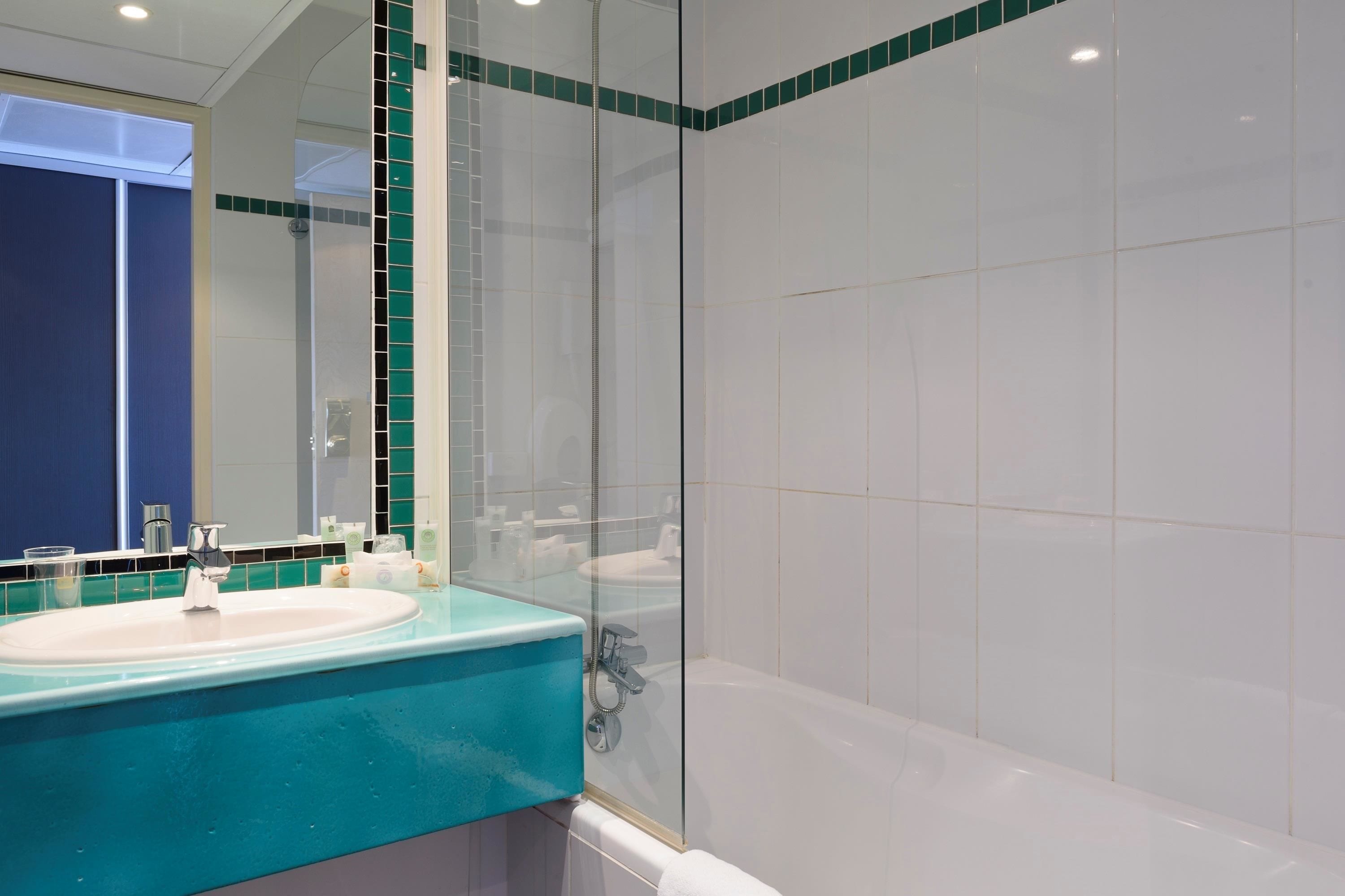 combined shower/bathtub, free toiletries, hair dryer, towels