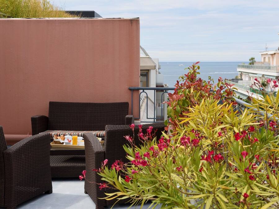 Premium bedding, in-room safe, individually decorated