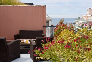 Premium bedding, in-room safe, individually decorated