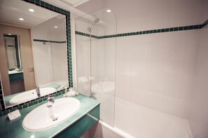 Combined shower/tub, free toiletries, hair dryer, towels - Best Western Astoria (Antibes)