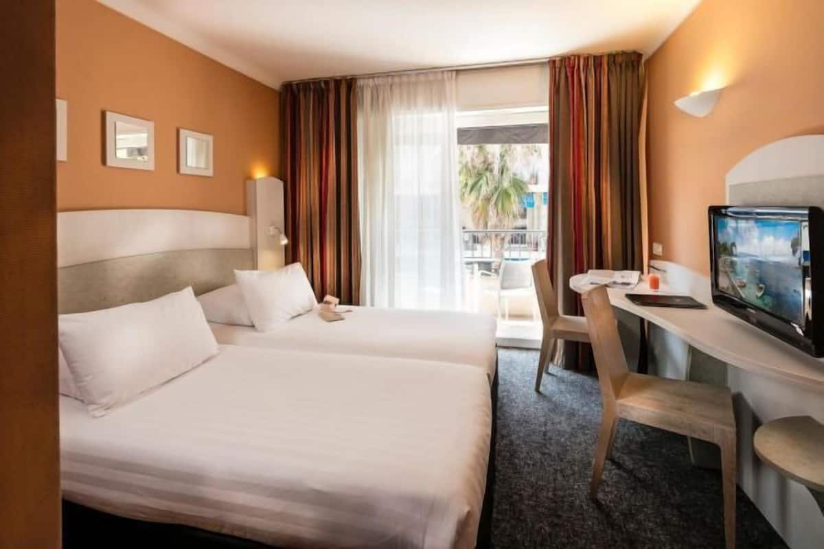 Premium bedding, in-room safe, individually decorated