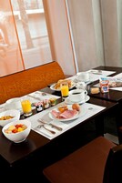 Desayuno buffet todos los días (con cargo)