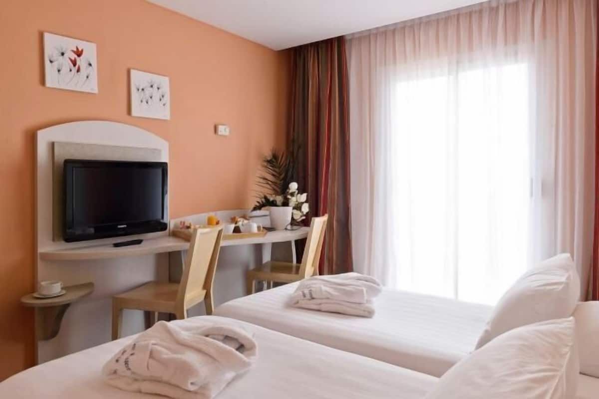 Premium bedding, in-room safe, individually decorated