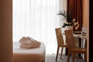 Premium bedding, in-room safe, individually decorated