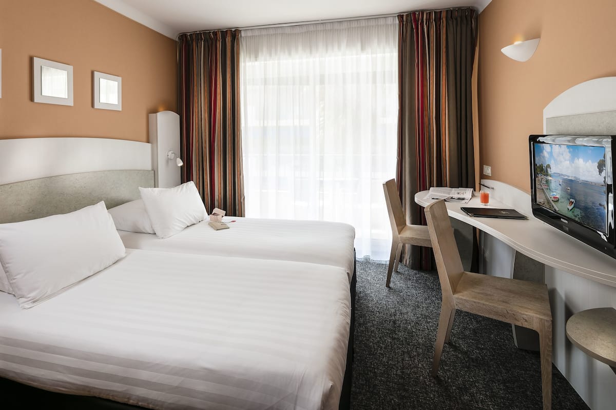 Comfort Room, 2 Twin Beds, Non Smoking | Premium bedding, in-room safe, individually decorated