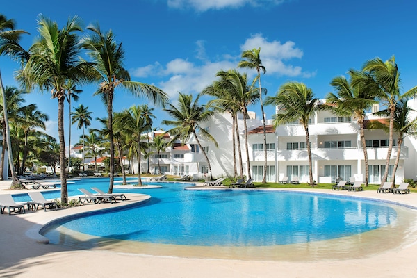 3 albercas al aire libre y camastros