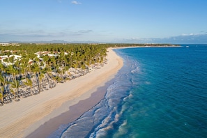 Plage, sable blanc, serviettes de plage, snorkeling