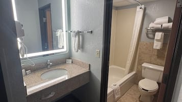Bañera con ducha, artículos de tocador gratuitos, secador de pelo