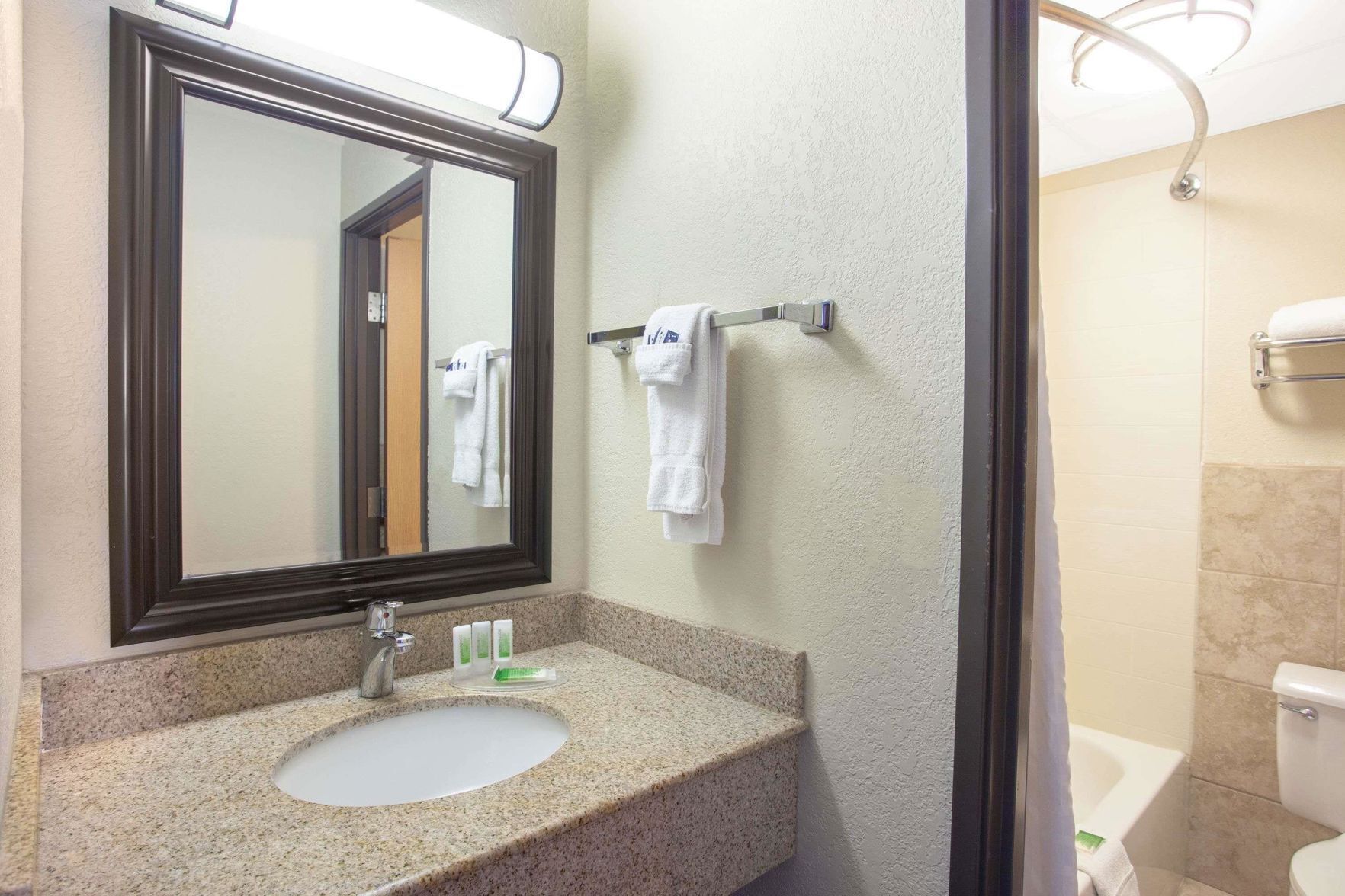 Baño | Tina con regadera, amenidades de baño gratuitas, secadora de cabello 