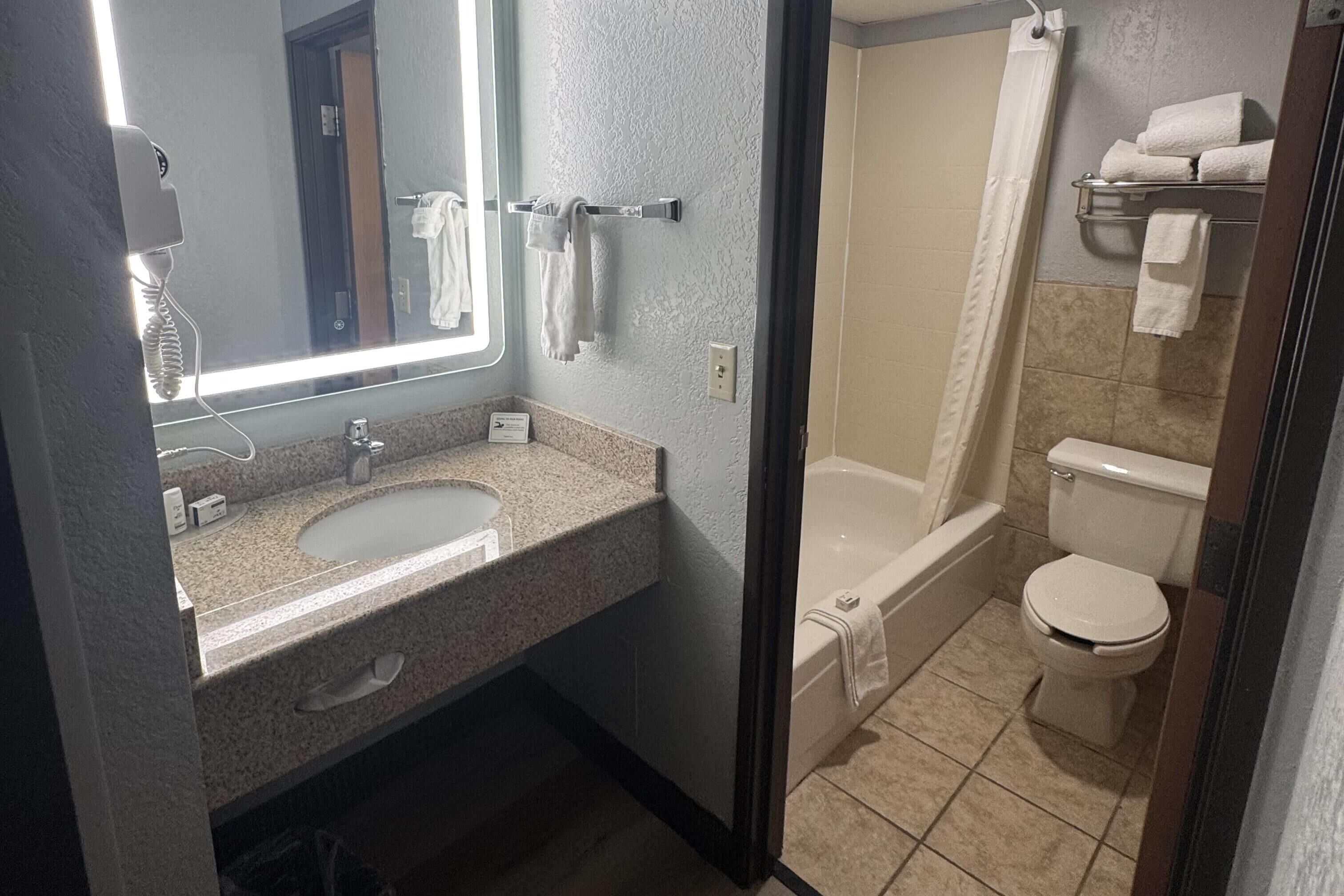 Combined shower/tub, free toiletries, hair dryer, towels