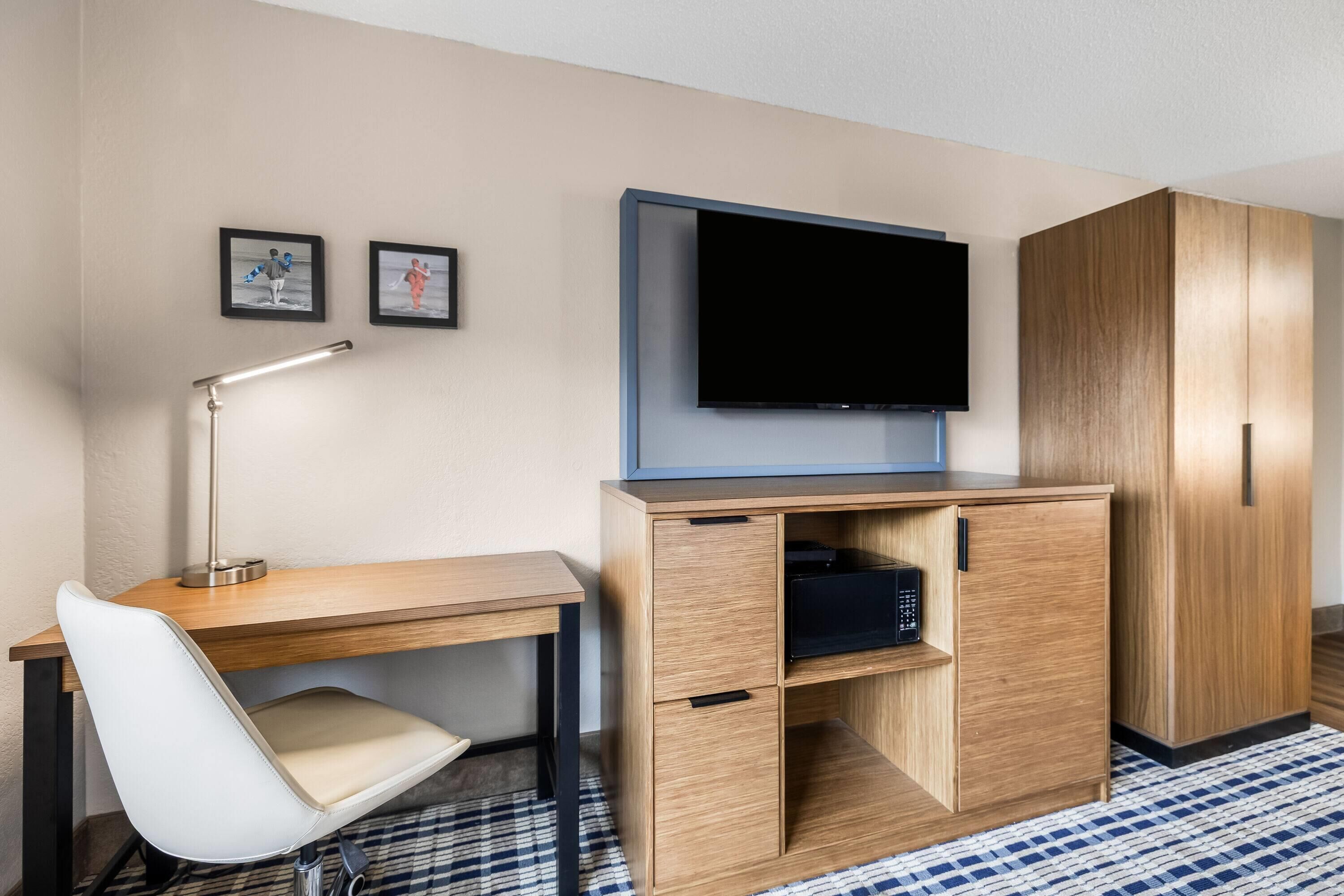 Room, 1 Queen Bed, Non Smoking | Desk, laptop workspace, blackout drapes, iron/ironing board