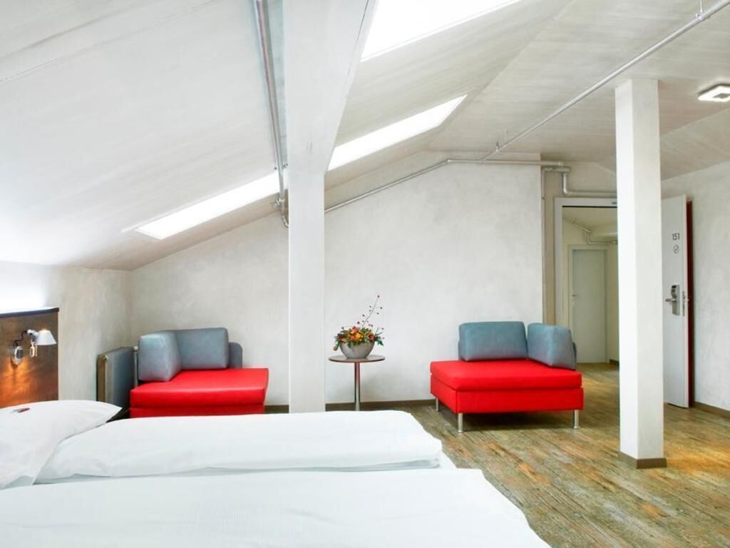 Allergitestet sengetøy, safe på rommet, skrivebord og blendingsgardiner