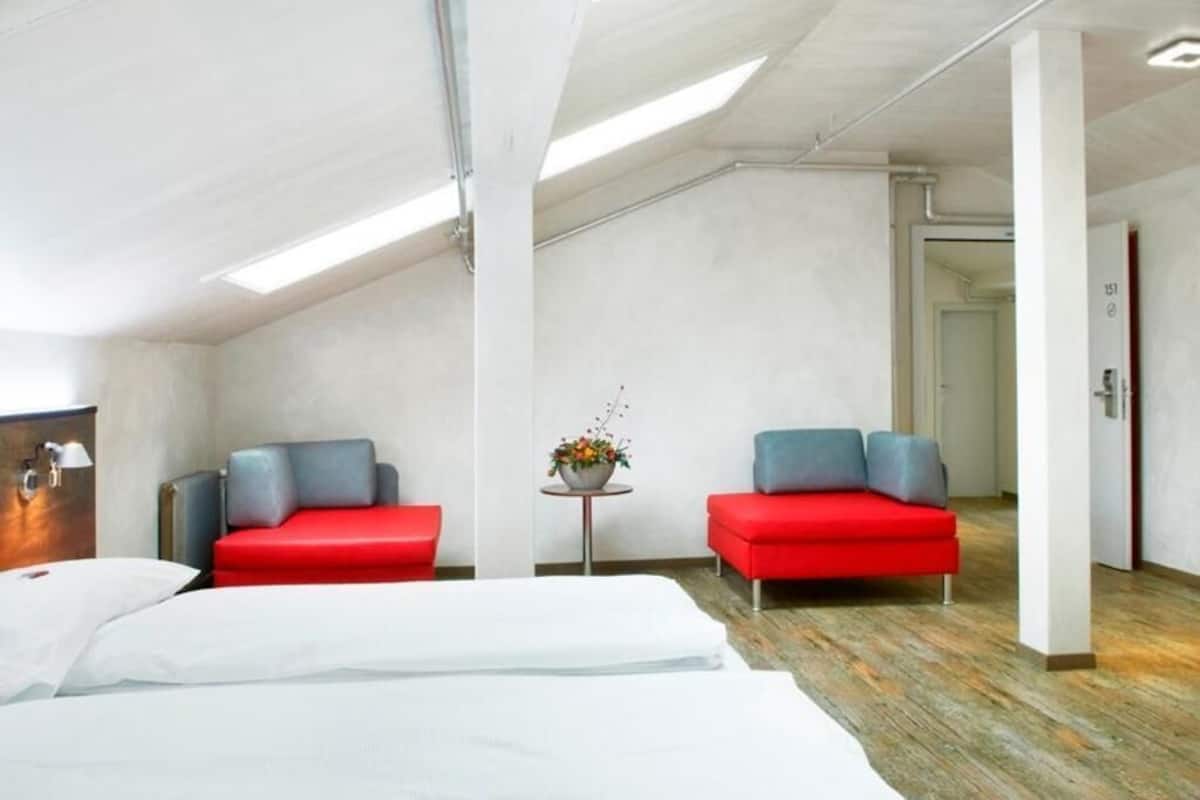 Hypo-allergenic bedding, in-room safe, desk, blackout curtains