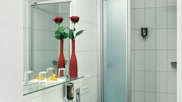 Dusche, kostenlose Toilettenartikel, Haartrockner, Handtücher