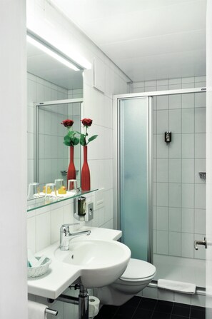 Shower, free toiletries, hair dryer, towels - Sorell Hotel Arabelle Bern (Bern)