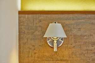 Standard Room, 1 Queen Bed | Room amenity