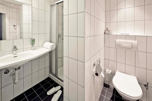 Dusche, kostenlose Toilettenartikel, Haartrockner, Handtücher