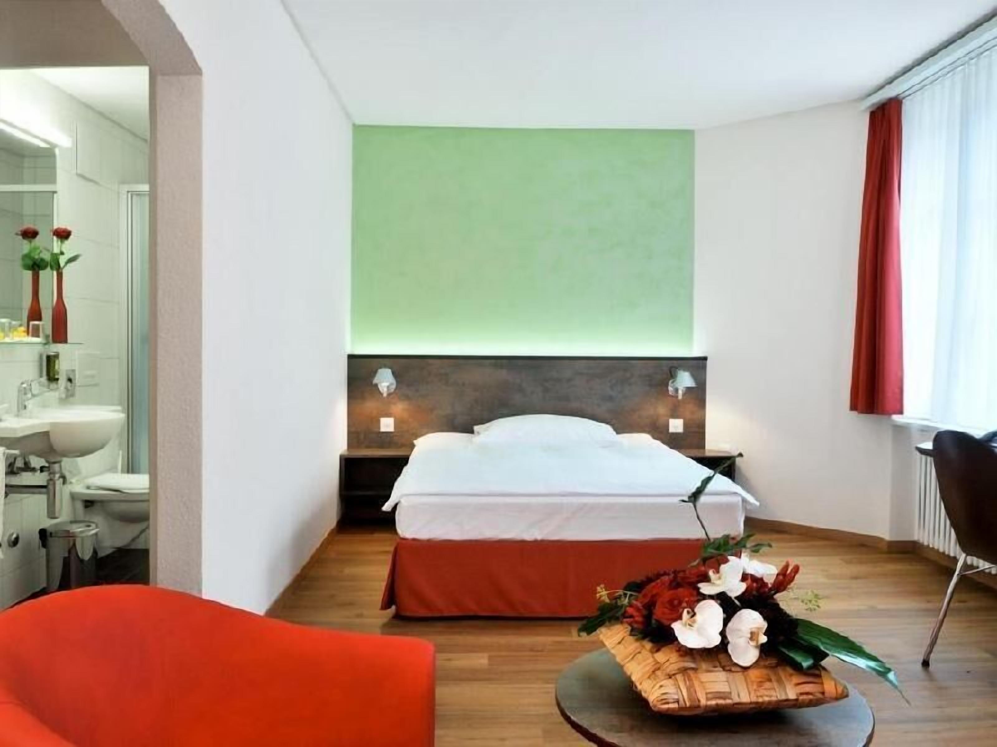 Allergitestet sengetøy, safe på rommet, skrivebord og blendingsgardiner