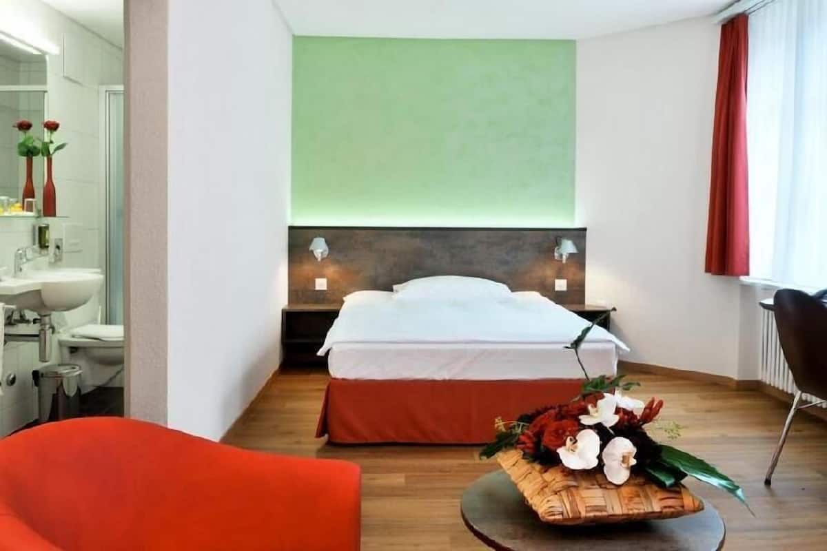 Hypo-allergenic bedding, in-room safe, desk, blackout curtains