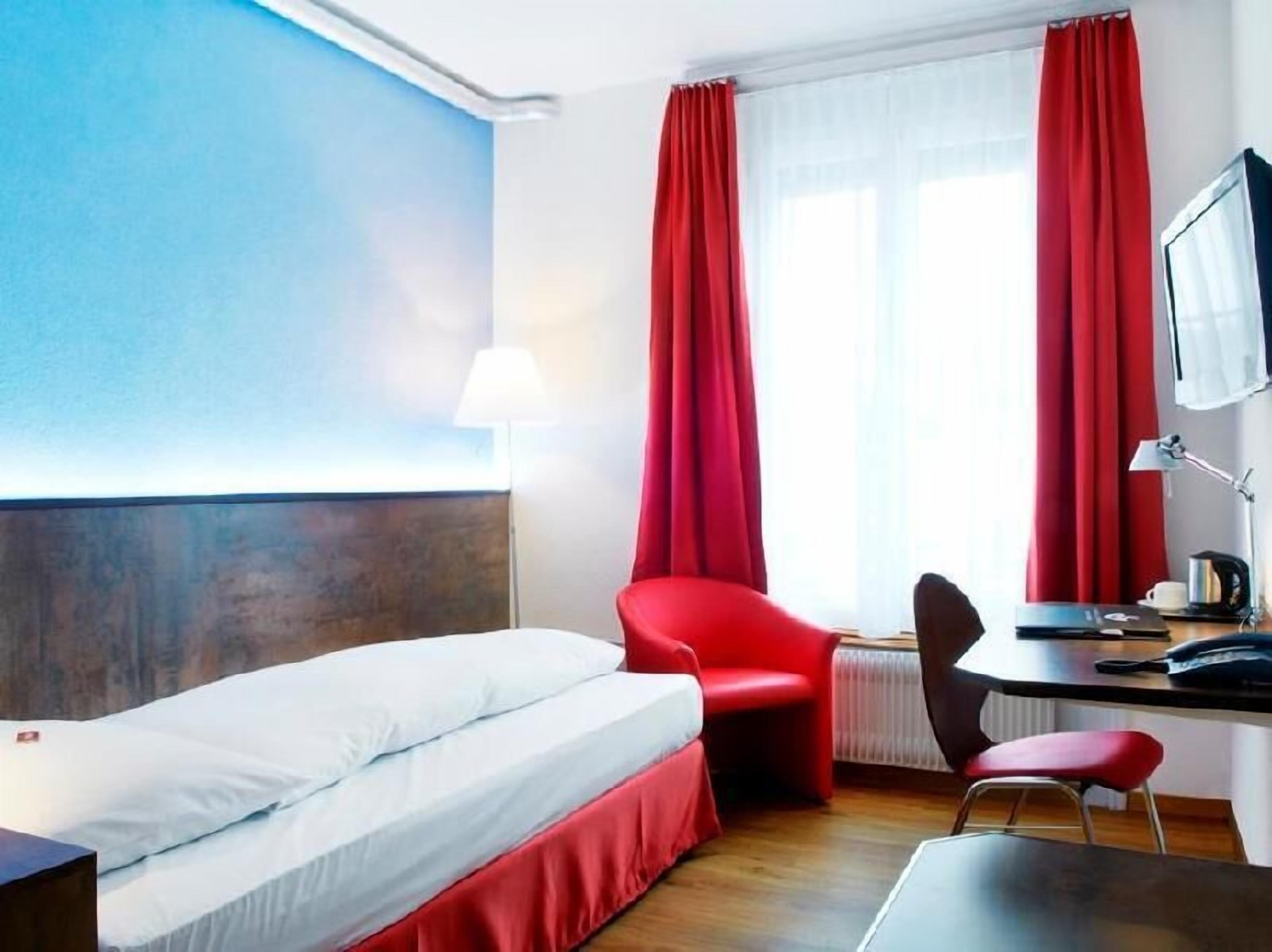 Allergitestet sengetøy, safe på rommet, skrivebord og blendingsgardiner