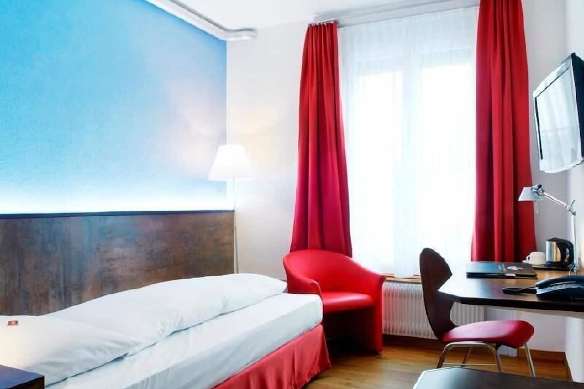 Hypo-allergenic bedding, in-room safe, desk, blackout curtains